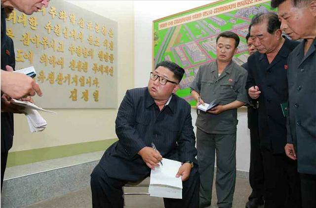 김정은 북한 국무위원장이 섬유와 종이 등을 생산하는 신의주화학섬유공장을 시찰하고 공장의 현대화 사업 진행상황 등을 살펴봤다고 노동당 기관지 노동신문이 2일 보도했다. 사진은 현지 관계자들에게 뭔가를 지시하고 있는 김 위원장.  [연합뉴스]