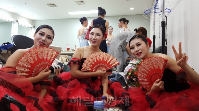 공연을 앞두고 설렌 모습인 슈에뜨 발레학원팀. [정세희 기자/say@heraldcorp.com]