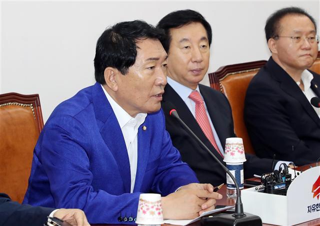 ‘의원님, 오늘도 튀시는군요.’ 안상수 자유한국당 혁신 비상대책위원회 준비위원장이 2일 국회에서 열린 원내대책회의에서 발언하고 있다. 안 위원장은 형광빛이 도는 파란색 양복을 입는 등 튀는 패션으로 주목받고 있다. 안 위원장은 이에 대해 “지방선거 후 침체된 당 분위기를 좀더 밝게 하기 위해서”라고 이유를 밝혔다.  [연합뉴스]
