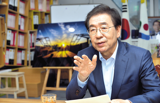 박원순 서울시장이 지난 달 28일 서울시장 집무실에서 지방분권의 필요성을 강조하고 있다. 박 시장은 “지방분권이 곧 민생 살리기”라며 “국회와 중앙정부가 힘 모아 지방분권시대 문을 두드려야 한다”고 했다.  정희조 기자/checho@heraldcorp.com
