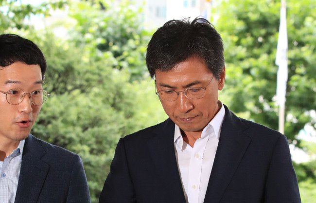 South Korea's former South Chungcheong Provincial Gov. An Hee-jung arrives at the Seoul Western District Court on Monday. (Yonhap)