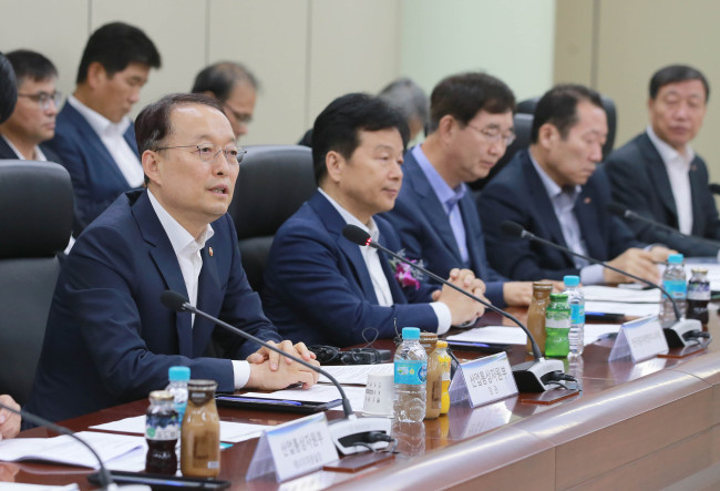 백운규 산업통상자원부 장관이 2일 서울 서초구 한전아트센터에서 열린 사우디 원전 수주를 위한 ‘원전수출전략협의회’에서 인사말을 하고 있다.［사진=산업통상자원부］