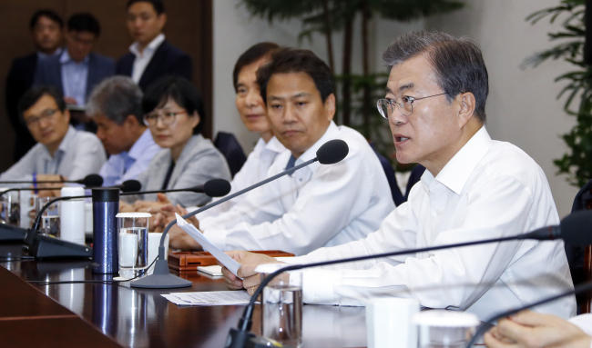 President Moon Jae-in speaks at the weekly meeting with top aides at Cheong Wa Dae on Monday. Yonhap