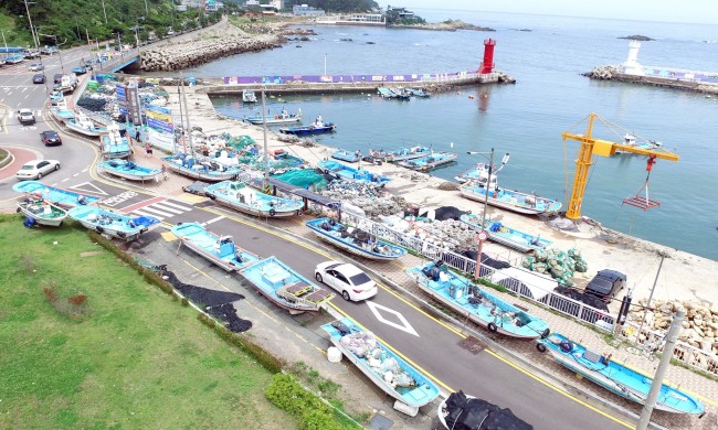Small fishing boats line Busan port. (Yonhap)