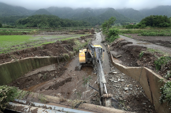 Clean-up efforts in Boseong, South Jeolla Province (Yonhap)