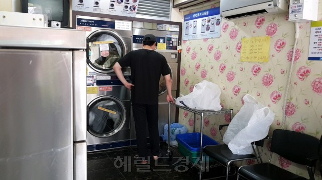 지난 2일 서울 마포구의 한 코인 셀프빨래방에서 장마철 밀린 빨래를 하고 있는 이용객들의 모습.  이민경 수습기자/coldshoulder@heraldcorp.com