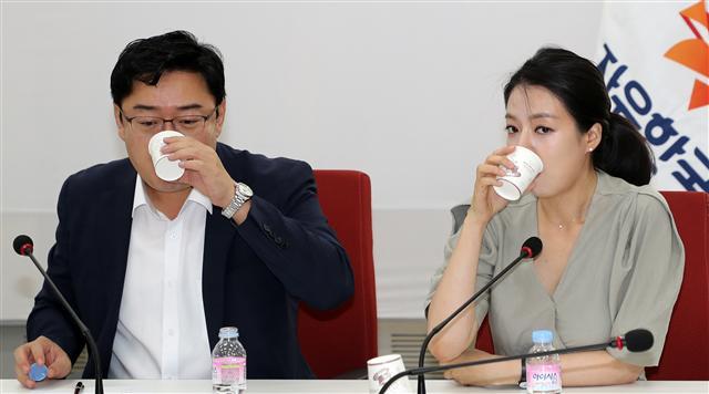3일 국회에서 열린 자유한국당 혁신 비상대책위원회 구성을 위한 준비위원회의 김성원, 배현진 위원이 물을 마시며 3차 회의를 기다리고 있다.  [연합뉴스]