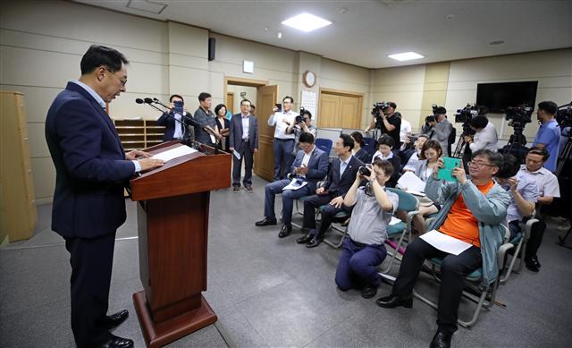 <YONHAP PHOTO-4385> 서울시의회 의장 출마 기자회견하는 최웅식 (서울=연합뉴스) 김인철 기자 = 최웅식 서울시의회 의원이 2일 오후 서울특별시의회에서 서울시의회 의장 출마 기자회견을 하고 있다. 2018.7.2 yatoya@yna.co.kr/2018-07-02 14:23:03/ <저작권자 ⓒ 1980-2018 ㈜연합뉴스. 무단 전재 재배포 금지.>
<YONHAP PHOTO-4385> 서울시의회 의장 출마 기자회견하는 최웅식 (서울=연합뉴스) 김인철 기자 = 최웅식 서울시의회 의원이 2일 오후 서울특별시의회에서 서울시의회 의장 출마 기자회견을 하고 있다. 2018.7.2 yatoya@yna.co.kr/2018-07-02 14:23:03/ <저작권자 ⓒ 1980-2018 ㈜연합뉴스. 무단 전재 재배포 금지.>