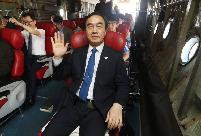 Minister of Unification Cho Myoung-gyon and members of the South Korean delegation sit aboard a military aircraft bound for North Korea on Tuesday. Yonhap