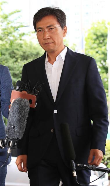<YONHAP PHOTO-3630> '묵묵부답' 안희정 (서울=연합뉴스) 한종찬 기자 = 수행비서를 위력으로 성폭행한 혐의 등을 받는 안희정 전 충남지사가 2일 오전 서울 마포구 서부지방법원에서 열린 첫 공판에 출석하고 있다. 2018.7.2 saba@yna.co.kr/2018-07-02 11:06:29/ <저작권자 ⓒ 1980-2018 ㈜연합뉴스. 무단 전재 재배포 금지.>