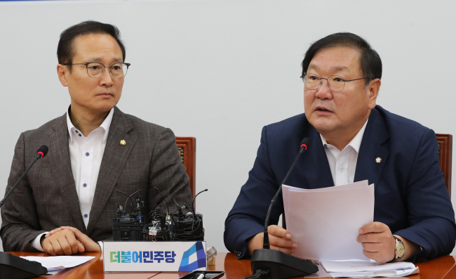더불어민주당 김태년 정책위의장이 3일 오전 국회에서 열린 원내대책회의-민생평화상황실 팀장 연석회의에서 "근로장려금 지급대상과 금액을 모두 확대하겠다"고 발언하고 있다. (사진=연합뉴스)