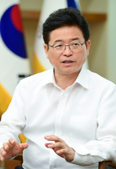 이철우 경북도지사가 3일 오전 도청 도지사실에서 본지 기자와 인터뷰를 통해 앞으로 경북 도정이 나갈 방향 등을 밝히고 있다.