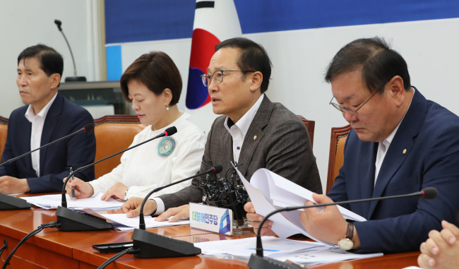 더불어민주당 홍영표 원내대표가 3일 오전 국회에서 열린 원내대책회의-민생평화상황실 팀장 연석회의에서 "민생평화 상황실을 오늘부터 가동한다.직접 발로 뛰며 민생과 경제 현장 목소리를 꼼꼼히 듣겠다"고 발언하고 있다. (사진=연합뉴스)