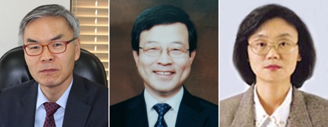Lawyer Kim Seon-soo (left), Chief Justice of Jeju District Court Lee Dong-won and Noh Jeong-hee, the head of Supreme Court Library of Korea. (Yonhap)