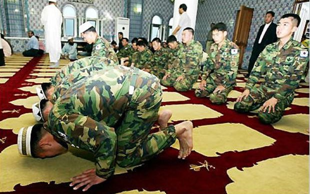 Soldiers from Zaitoon Unit pray after conversion ceremony at a mosque in Hannam-dong, Seoul. (Yonhap)