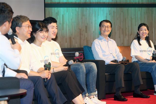 지난 3일 진행된 ‘청년취업 두드림 기고만장, 4차 산업혁명 스마트 원정대’ 출정식에서 위성호 신한은행장(왼쪽)이 청년들과의 토크콘서트를 갖고 있다. [제공=신한은행]