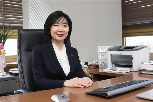 헬스앤뷰티(H&B)스토어 시장 경쟁이 격화되면서 롯데그룹의 ‘롭스’의 출점 행보에도 빨간불이 켜졌다. 사진은 롭스 100호점 이태원점 내 아울렛 코너 모습. 왼쪽사진은 선우영 롭스 대표.  [제공=롯데쇼핑