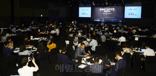 4일 헤럴드경제가 서울 장충동 신라호텔 다이너스티홀에서 개최한 ‘이노베이트 코리아 2018’에는 산업계ㆍ학계ㆍ출연연 등 400여명이 참석, 뜨거운 열기를 보였다. 박해묵 기자/mook@heraldcorp.com