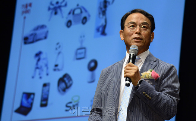 4일 서울 신라호텔 다이너스티홀에서 ‘이노베이트 코리아(Innovate Korea) 2018’가 열린 가운데 진대제 전 정보통신부 장관이 기조연설을 하고 있다. 이번 행사는 '새로운 미래, 초연결시대'를 조망하는 자리로 지난해에 이어 두 번째 열리는 헤럴드경제 과학기술포럼이다. 박해묵 기자 mook@heraldcorp.com