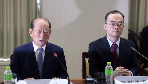 송두환 검찰개혁위원회 위원장(왼쪽)과 문무일 검찰총장  [연합뉴스]