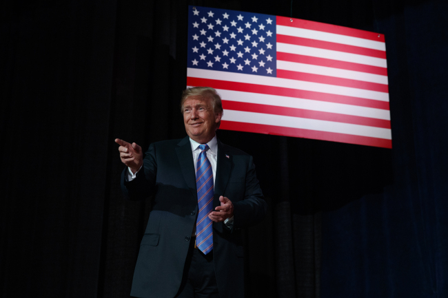 <YONHAP PHOTO-5432> President Donald Trump arrives to speak to a "Salute to Service" dinner, Tuesday, July 3, 2018, in White Sulphur Springs, W.Va. (AP Photo/Evan Vucci)/2018-07-04 08:02:55/ <저작권자 ⓒ 1980-2018 ㈜연합뉴스. 무단 전재 재배포 금지.>
<YONHAP PHOTO-5432> President Donald Trump arrives to speak to a "Salute to Service" dinner, Tuesday, July 3, 2018, in White Sulphur Springs, W.Va. (AP Photo/Evan Vucci)/2018-07-04 08:02:55/ <저작권자 ⓒ 1980-2018 ㈜연합뉴스. 무단 전재 재배포 금지.>