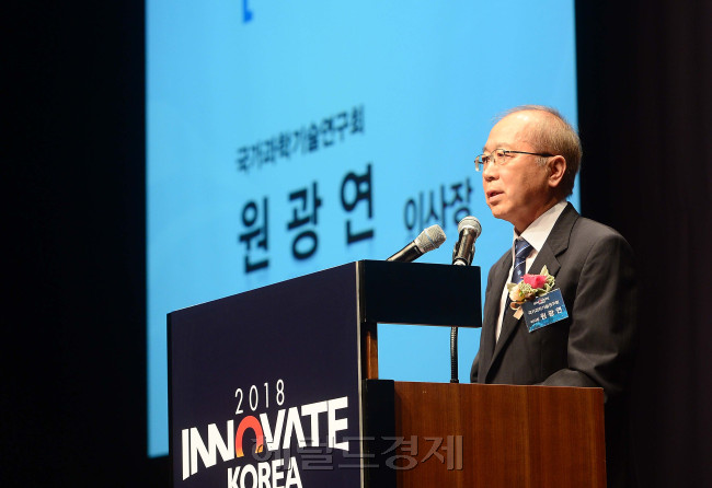 4일 서울 신라호텔 다이너스티홀에서 ‘이노베이트 코리아(Innovate Korea) 2018’가 열린 가운데 원광연 한국과학기술연구회 이사장이 축사를 하고 있다. 이번 포럼은 '새로운 미래, 초연결시대'를 조망하는 자리로 지난해에 이어 두 번째 열리는 헤럴드경제 과학기술포럼이다. 이상섭 기자 babtong@heraldcorp.com