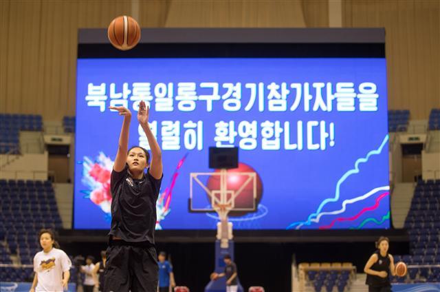 ‘슛 연습하는 남북통일농구 여자 선수단.’ 남북통일농구대회에 참가하는 여자 농구 선수단이 4일 오전 평양 류경정주영체육관에서 훈련을 하고 있다. 우리 선수단은 4일 오후 북한 선수들과 혼합경기를 펼친다. 혼합경기는 남과 북의 선수가 섞여서 한 팀을 이뤄 치르는 것으로, 팀 이름은 ‘평화’와 ‘번영’으로 결정됐다.    [평양=사진공동취재단]