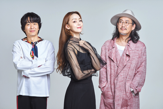 자우림의 노래는 몽환적이면도 현실과 긴밀하게 맞닿아 있다. ‘영원히 영원히’에서는 “너의 손을 꼭 잡고서 영원히 영원히 영원히 너와 함께 하고 싶어”라고 노래하며 기억에서 사라질까 두려워하는 마음을 절절히 노래한다. 하지만 ‘狂犬時代’에서는 “한없이 낮은 곳에서만 작렬하는 분노 너의 분노 한없이 약한 곳에서만 폭발하는 광기 너의 광기”를 노래하면서, 갑질이 횡행하는 사회에 대한 질타와 함께, 들리지 않는 것을 들리게 하고 보이지 않는 것을 보이게 하는 ‘을의 민주주의’를 갈구한다.