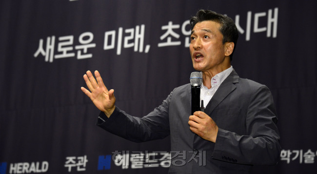 4일 서울 신라호텔 다이너스티홀에서 ‘이노베이트 코리아(Innovate Korea) 2018’가 열린 가운데 윤호일 극지연구소장이 '미래 경제과학영토, 남극'을 주제로 강연하고 있다. 이번 행사는 '새로운 미래, 초연결시대'를 조망하는 자리로 지난해에 이어 두 번째 열리는 헤럴드경제 과학기술포럼이다. 박해묵 기자 mook@heraldcorp.com