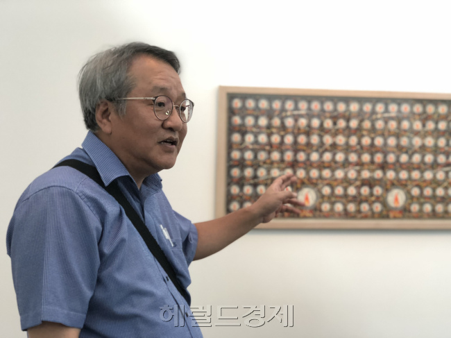 경기도미술관 '판화하다'전에서 작품을 설명하고 있는 신장식 한국판화협회 회장 [사진=이한빛 기자/vicky@]