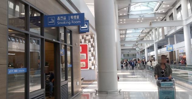 A smoking room at an airport (Yonhap)