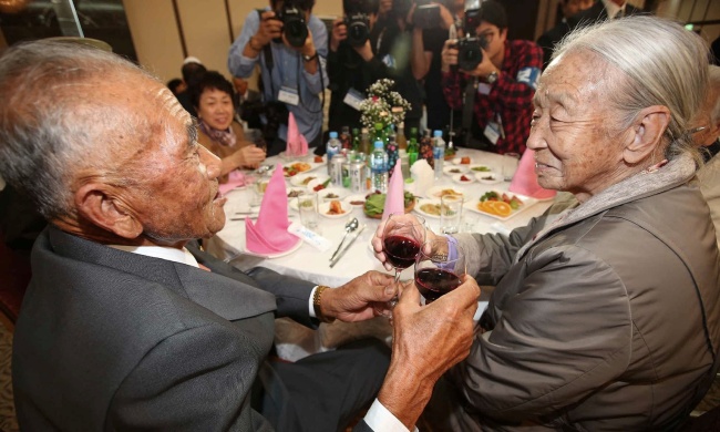 North Korean Oh Se In, 83, left, toasts with his South Korean wife Lee Soon-kyu, 85, during the Separated Family Reunion Meeting at Diamond Mountain resort in North Korea, Tuesday, Oct. 20, 2015. (AP-Yonhap)