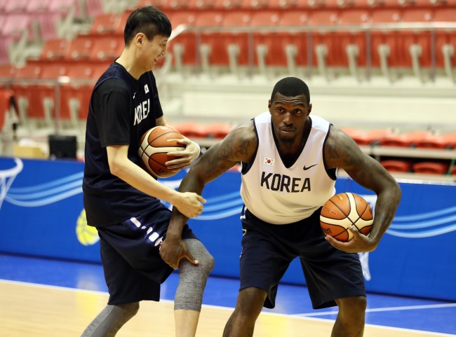 South Korean basketball players engage in training at the Ryugyong Chung Ju-yung Gymnasium in Pyongyang on Wednesday. Joint Press Corps