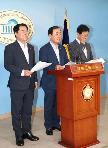 민주평화당 최경환(왼쪽부터), 장병완, 천정배 의원이 4일 오전 국회 정론관에서 '미국의 수입자동차 및 부품 무역확장법 232조 적용에 대한 정부의 적극적 대처를 촉구하는 성명서를 발표하고 있다. [사진=연합뉴스]