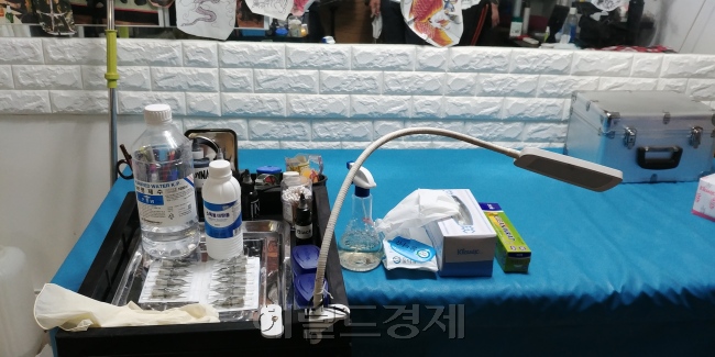 [일회용 바늘과 각종 소독 도구 등 위생을 갖춘 시술대. 박이담 수습기자/parkidam@heraldcorp.com]
