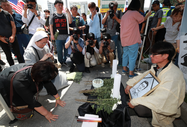 Citizens pay tribute at a memorial site established for Kim Ju-jung, a former Ssangyong employee who took his own life last month after enduring long-term unemployment. (Yonhap)