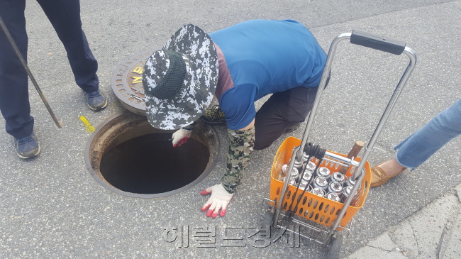 지난 4일 서울 용산구 주성동의 한 주택가에서 박문종 누수탐지전문관이 누수 감지기를 통해 땅 속 물이 새는 상수도관을 찾고 있는 모습(왼쪽)과 서울시 상수도사업본부 관계자가 맨홀 안을 살펴보고 있는 모습(가운데), 맨홀 안으로 누수 탐지기를 넣고 있는 모습(오른쪽). 이원율 기자/yul@