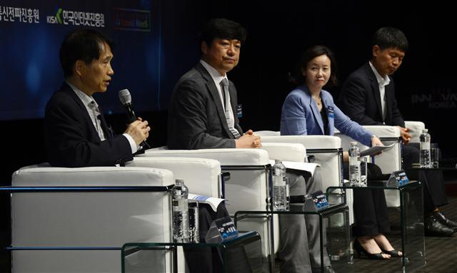4일 서울 신라호텔에서 열린 ‘이노베이트코리아 2018’ 제2세션에서 ‘남북 과학기술 ICT 교류 협력방안’을 주제로 토론이 진행되고 있다. (왼쪽부터)사회를 맡은 이광형 KAIST 미래전략대학원 교수, 고영주 국가과학기술연구회 전문위원, 고윤전 KT 미래사업개발단장 상무, 최현규 통일과학기술연구협의회장.  박해묵 기자/mook@heraldcorp.com