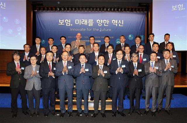 생명보험협회 주관  ‘보험, 미래를 향한 혁신’ 국제세미나가 보험업계 임직원 약 400여 명이 참석한 가운데 4일 서울 대한상공회의소에서 열렸다.
생명보험협회 신용길 회장은 개회사를 통해 “이번 세미나가 보험산업의 변화와 혁신을 위한 새로운 백년지계의 혜안을 찾는 귀중하고 의미 있는 시간이 되길 바란다”는 메시지를 전달했다.
삼성SDS 이지환 그룹장은 주제발표에서 “블록체인(분산원장)이 보험산업에서 본인인증이나 보험금 자동청구뿐 아니라 헬스케어  영역까지 확대될 것”이라고 전망했다.
최종구 금융위원장은 기조연설에서 “보험산업의 경쟁 촉진, 새로운 규제 프레임구축, 빅데이터 활성화 및 혁신적인 보험상품 개발과 같은 정책을 적극적으로  지원하겠다”고 밝혔다. 문호진 기자/mhj@