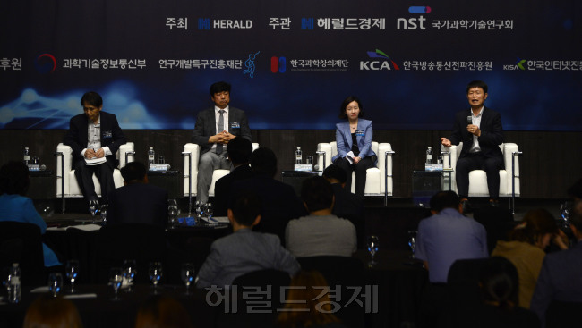 4일 서울 신라호텔에서 ‘이노베이트코리아 2018’ 제2세션에서 ‘남북 과학기술 ICT 교류 협력방안’을 주제로 토론이 진행되고 있다. (왼쪽부터)사회를 맡은 이광형 KAIST 미래전략대학원 교수, 고영주 국가과학기술연구회 전문위원, 고윤전 KT 미래사업개발단장 상무, 최현규 통일과학기술연구협의회장. [박해묵 기자/mook@heraldcorp.com]