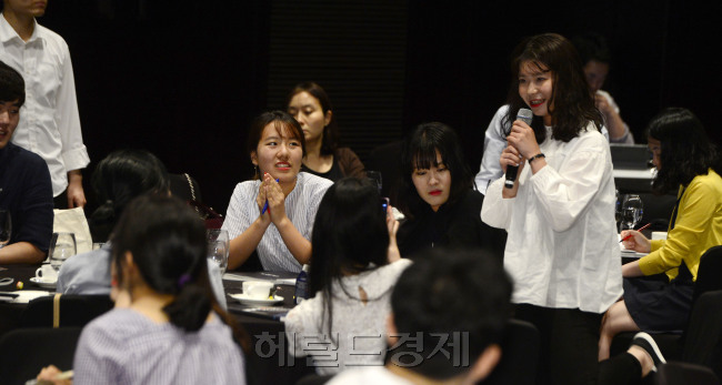 ‘이노베이트코리아 2018’에서는 4ㆍ27 판문점 선언을 계기로 대학생들을 비롯한 젊은층들의 뜨거운 관심이 이어졌다. 토론회에 참가한 한 대학생이 질문하고 있다. [박해묵 기자/mook@heraldcorp.com]