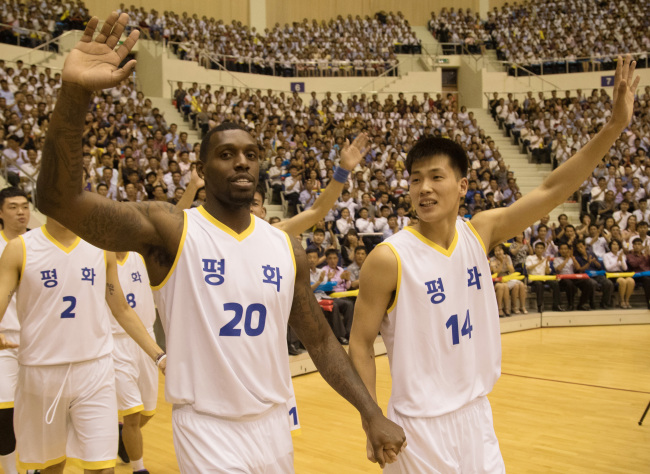 Ratliffe (left), Kim Guk-sung (right) (Yonhap)