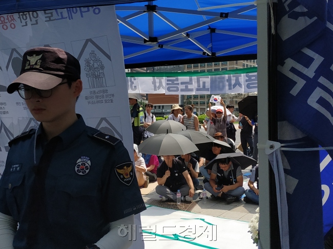 지난 5일 대한문 앞 광장 모습. 민주노총 천막을 지키고 있는 의무경찰 대원 뒤로 민주노총 노조원들과 태극기를 든 국본 회원이 보인다. [사진=김성우 기자/zzz@heraldcorp.com]