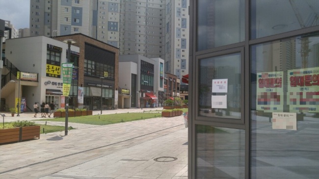 예정됐던 트램 노선을 따라 들어선 트랜짓몰에도 빈 상가를 어렵지 않게 찾을 수 있다.
예정됐던 트램 노선을 따라 들어선 트랜짓몰에도 빈 상가를 어렵지 않게 찾을 수 있다.