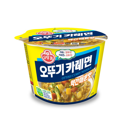 오뚜기가 카레라면을 출시했다. 봉지면과 용기면 2가지 형태로 나온다.