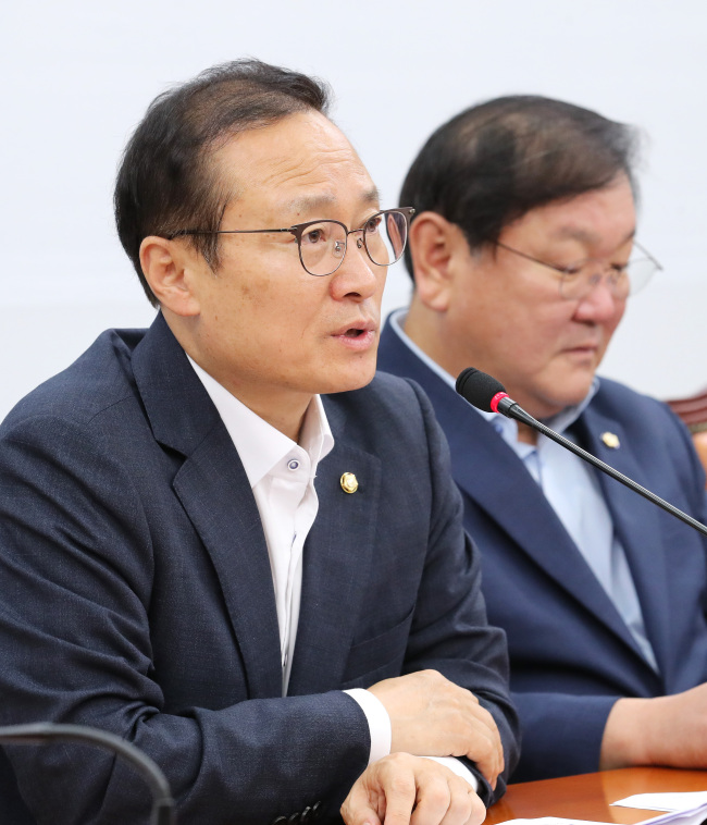 더불어민주당 홍영표 원내대표(왼쪽)가 5일 오전 국회에서 열린 정책조정회의에서 발언하고 있다. (사진=연합뉴스)