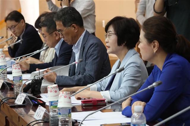 대통령 직속 저출산고령사회위원회 김상희(오른쪽 두번째) 부위원장이 5일 서울 세종로 정부서울청사에서 열린 저출산고령사회위원회 본회의에서 발언하고 있다. 위원회는 이날 2040세대의 출산과 육아부담을 덜어주고 삶의 질을 높이는 데 초점을 맞춘 ‘일하며 아이키우기 행복한 나라를 위한 핵심과제’를 발표했다.  [연합뉴스]