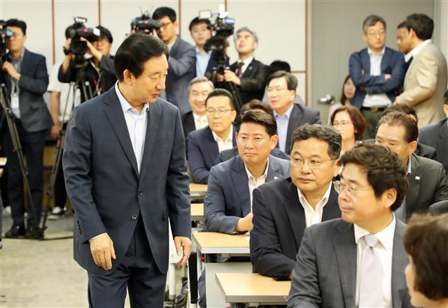 <YONHAP PHOTO-2076> 예전같지 않은... (서울=연합뉴스) 최재구 기자 = 자유한국당 김성태 당 대표 권한대행 겸 원내대표가 5일 국회 의원회관에서 열린 원외당협위원장 간담회에 참석하고 있다. 2018.7.5 jjaeck9@yna.co.kr/2018-07-05 10:48:40/ <저작권자 ⓒ 1980-2018 ㈜연합뉴스. 무단 전재 재배포 금지.>