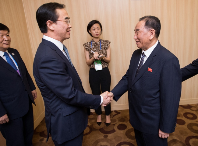 United Front Department head Kim Yong-chol, right, shakes hands with South Korea's Unification Minister Cho Myoung-gyon in Pyongyang. (Yonhap)