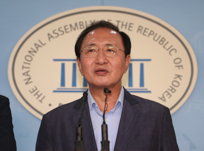 정의당 노회찬 원내대표가 5일 오전 국회 정론관에서 서울시당 지방의원단 특권 내려놓기 기자회견을 하고 있다. (사진=연합뉴스)